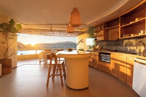 Refrigerador, microondas, placa de cocina, utensilios de cocina