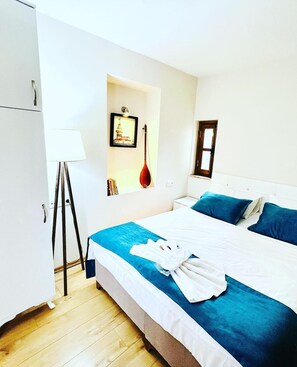 Escritorio y espacio para trabajar con laptop 