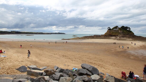 A sandy beach with scattered rocks and a few people. - Appartement moderne au calme ! (Roz-Sur-Couesnon)