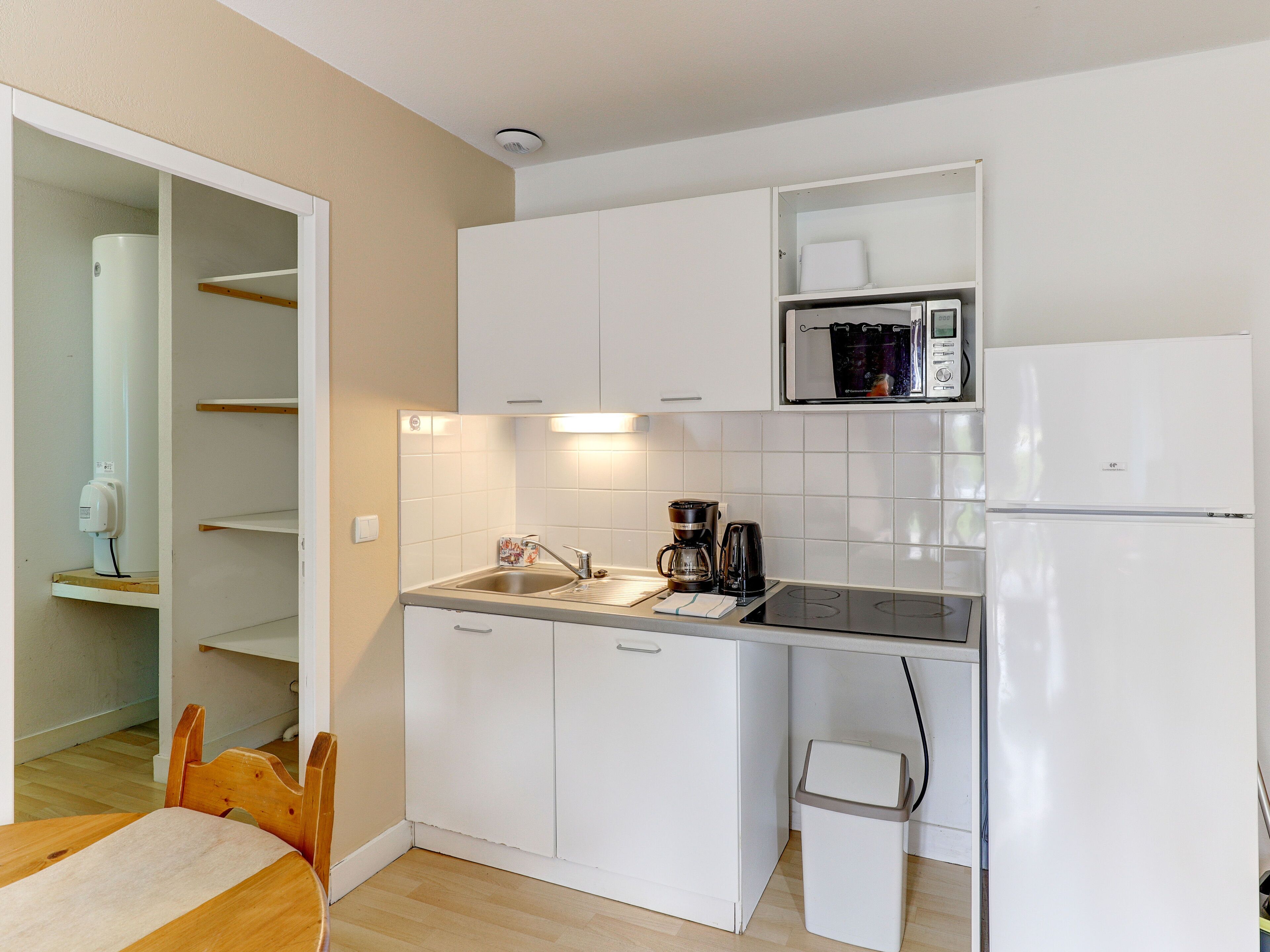 Réfrigérateur, micro-ondes, plaque de cuisson