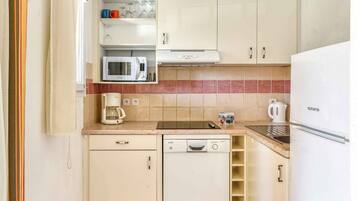 Een koelkast, een microgolfoven, een kookplaat, een vaatwasser