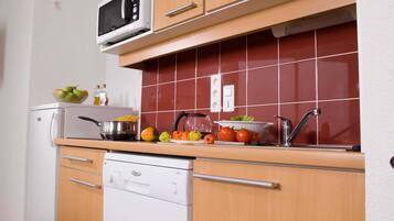 Réfrigérateur, micro-ondes, plaque de cuisson, lave-vaisselle