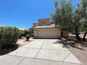 Property grounds - Delightful 4-bedroom house in Avondale with WiFi, Pool, Spa. (Avondale)