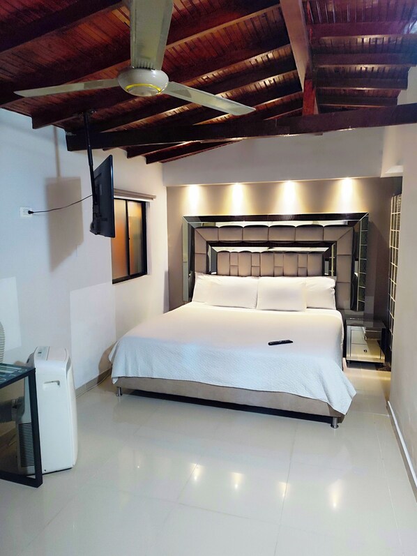 3 室のベッドルーム、セーフティボックス (室内)、アイロン / アイロン台、WiFi (無料)