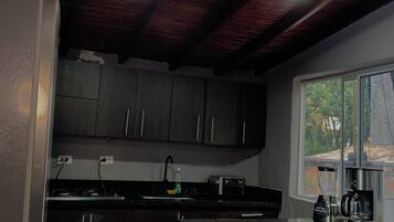 Réfrigérateur, micro-ondes, four, cafetiÚre/bouilloire