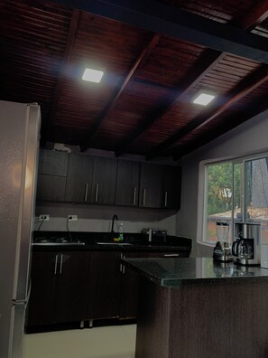 Kühlschrank, Mikrowelle, Ofen, Wasserkocher mit Kaffee-/Teezubehör