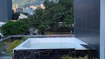 Bain à remous extérieur