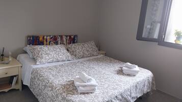 1 soverom, skrivebord, strykejern/-brett og reiseseng for barn