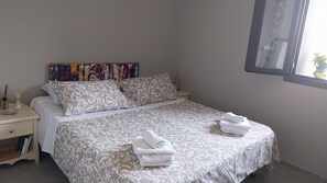 1 habitación, escritorio, tabla de planchar con plancha y cuna de viaje 