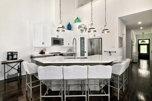 Private kitchen - STUNNING 5 BEDROOM HOME IN THE BLUE MOUNTAINS (the blue mountains)