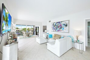 Smart TV - Amazing view of Venetian Village and the bay! Elegant 2 BR/2 bath unit! (Naples)