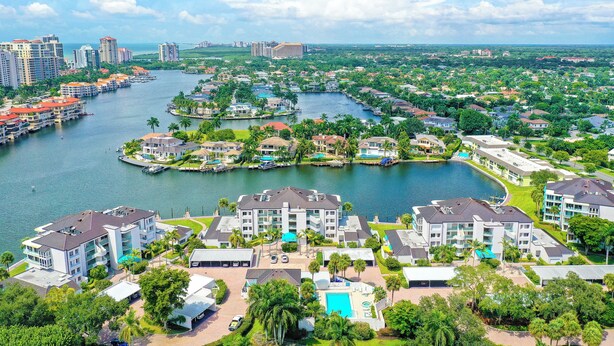 Un resort con varias edificaciones, un puerto deportivo y un lago.