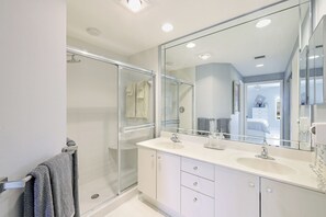 Hair dryer, towels, soap, shampoo - Amazing view of Venetian Village and the bay! Elegant 2 BR/2 bath unit! (Naples)
