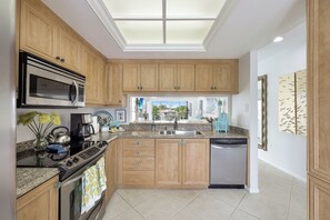 Microwave, oven, stovetop, dishwasher - Amazing view of Venetian Village and the bay! Elegant 2 BR/2 bath unit! (Naples)