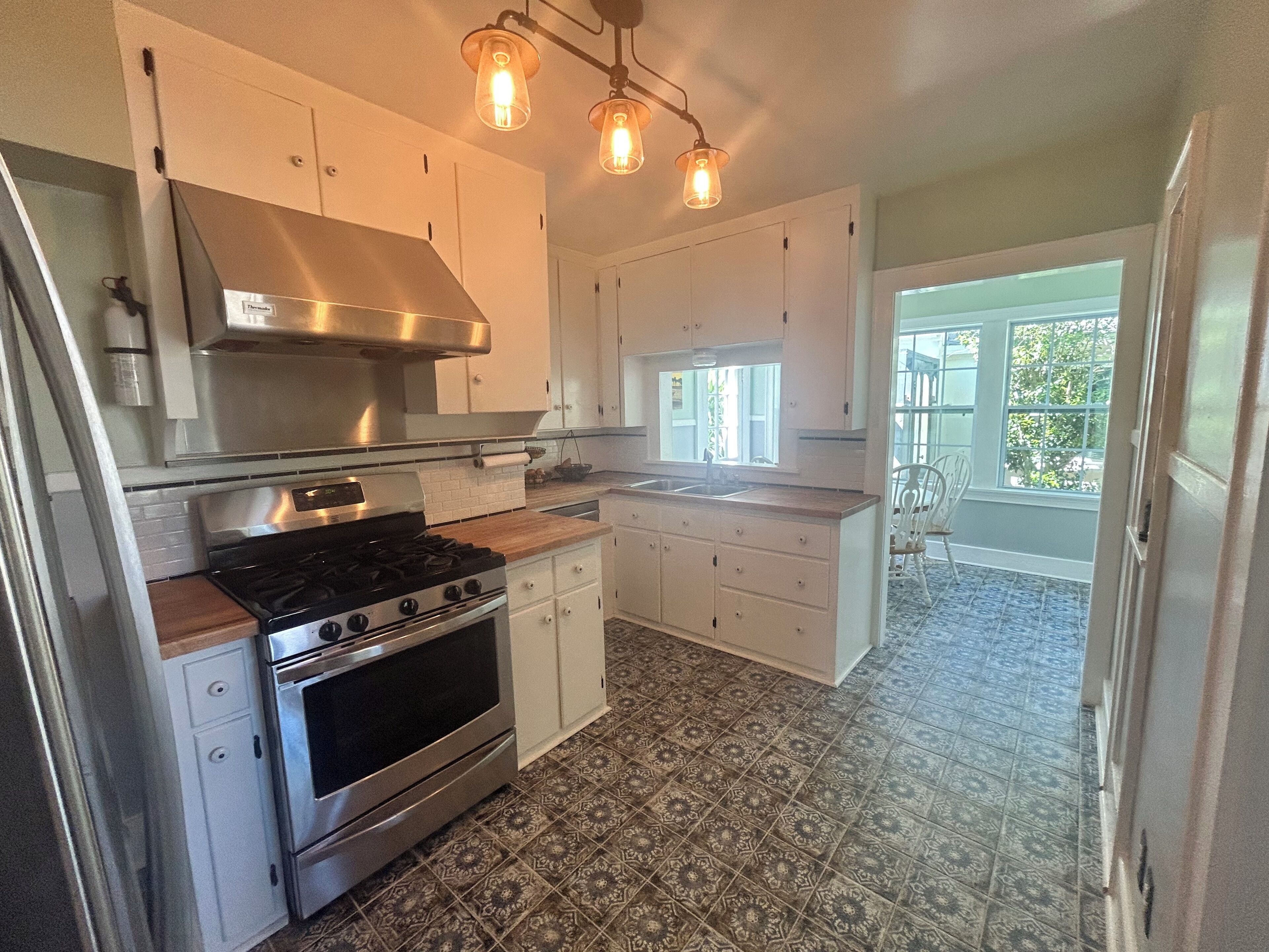 Frigorífico, horno, placa de cocina y lavavajillas