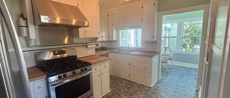 Frigorífico, horno, placa de cocina y lavavajillas