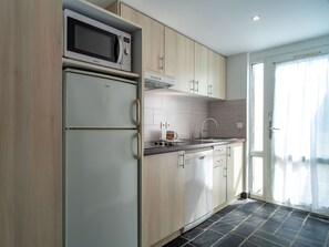 Fridge, microwave, stovetop, dishwasher
