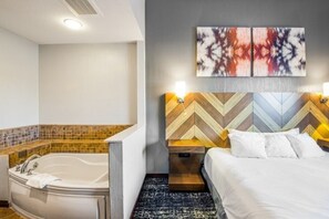 2 bedrooms, iron/ironing board, WiFi, bed sheets - 2 Bedroom Presidential Suite in the heart of the Wisconsin Dells! (Baraboo)