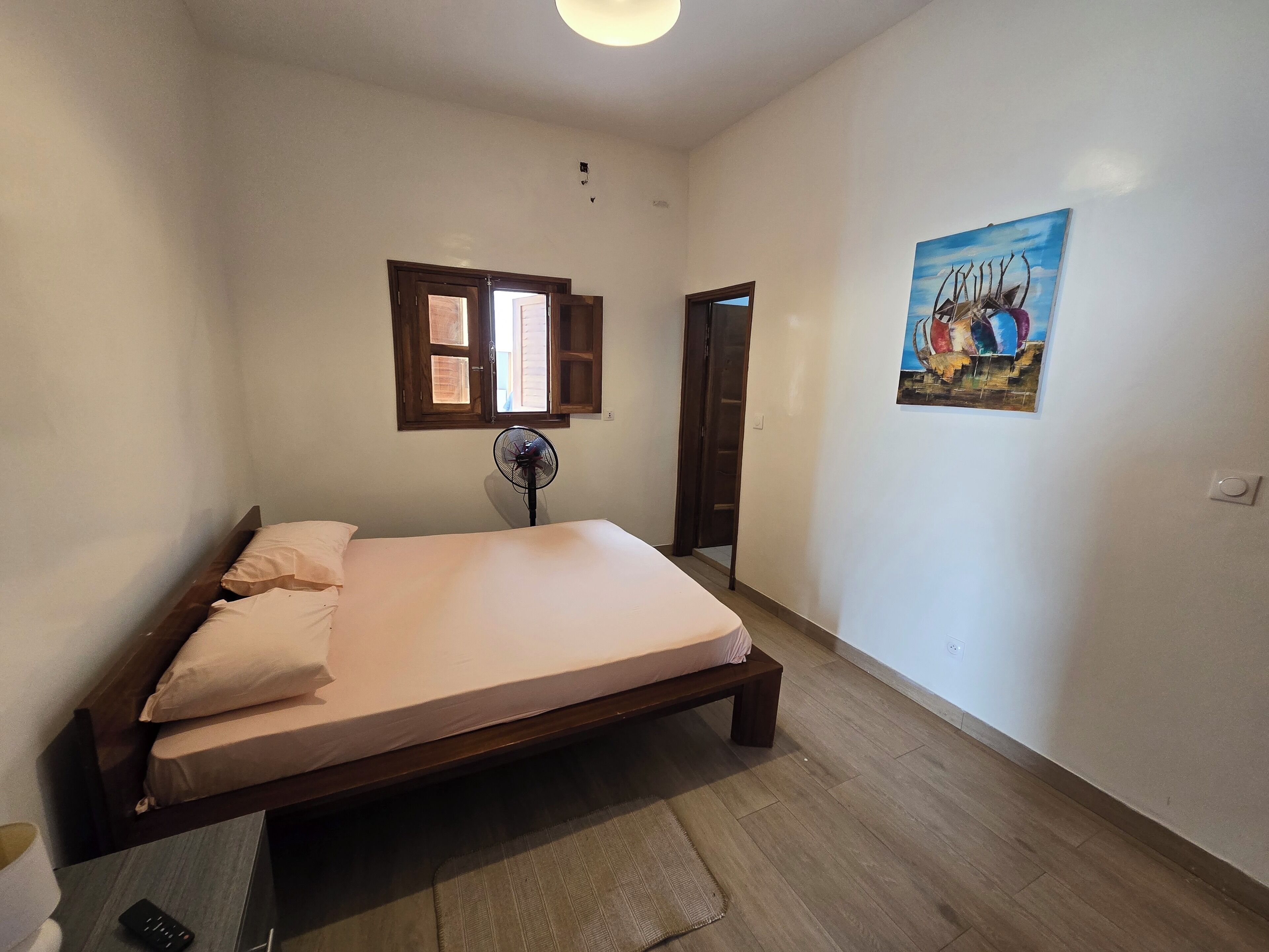 6 bedrooms, desk, iron/ironing board, travel cot