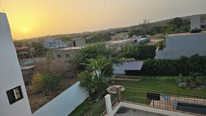 Un quartier résidentiel offrant une vue sur une rivière, des maisons et de la verdure.