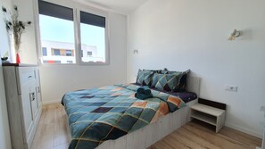 1 dormitorio, caja fuerte, escritorio y tabla de planchar con plancha