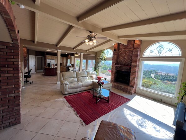 Smart TV - Hilltop Estate with 4 KING Bedrooms and incredible sunrise and sunset views. (Fallbrook)