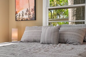 2 bedrooms, iron/ironing board, WiFi, bed sheets - Cozy Pinecraft 2bd 1.5bath Cottage minutes to Downton Sarasota and Beaches! (Sarasota)