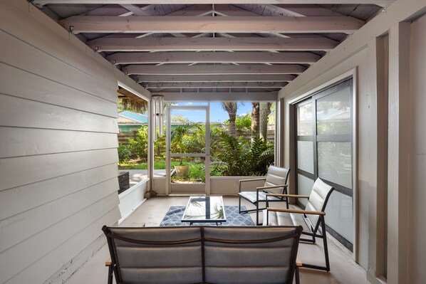 Interior - Cozy Pinecraft 2bd 1.5bath Cottage minutes to Downton Sarasota and Beaches! (Sarasota)