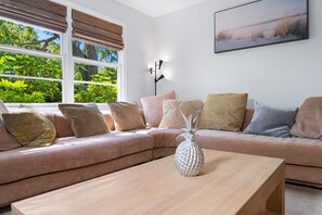 TV - Cozy Pinecraft 2bd 1.5bath Cottage minutes to Downton Sarasota and Beaches! (Sarasota)