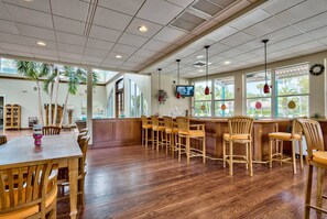 Dining - Three Bedroom w/Private Pool with golf cart in gated community (Destin)