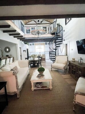 TV connectée, lecteur de DVD, table de tennis de table, livres