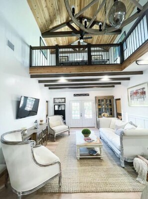 TV connectée, lecteur de DVD, table de tennis de table, livres