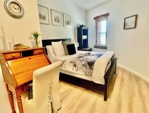 6 bedrooms, desk, iron/ironing board, travel crib