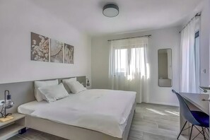 3 bedrooms, in-room safe, desk, iron/ironing board