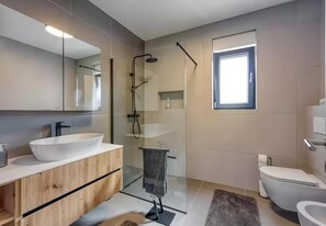 Douche, sĂšche-cheveux, bidet, serviettes fournies