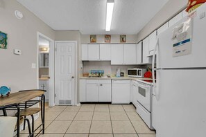 Frigorífico, microondas, horno y placa de cocina