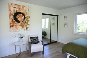 5 chambres, bureau, fer et planche à repasser, lit parapluie