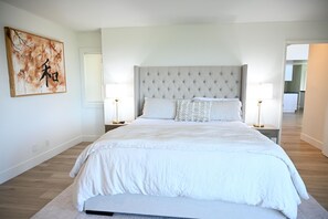 5 soverom, skrivebord, strykejern/-brett og reiseseng for barn