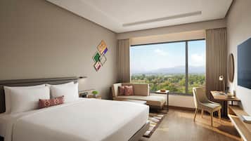 Minibar, caja de seguridad en la habitación y escritorio