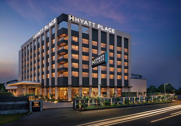 Ein mehrgeschossiges Hotel mit einem gut sichtbaren 'Hyatt Place'-Schild, großen Fenstern und einem gut beleuchteten Eingangsbereich.