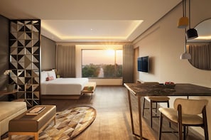 Premium kamer, 1 kingsize bed, uitzicht op zwembad | Een minibar, een kluis op de kamer, een bureau, een laptopwerkplek