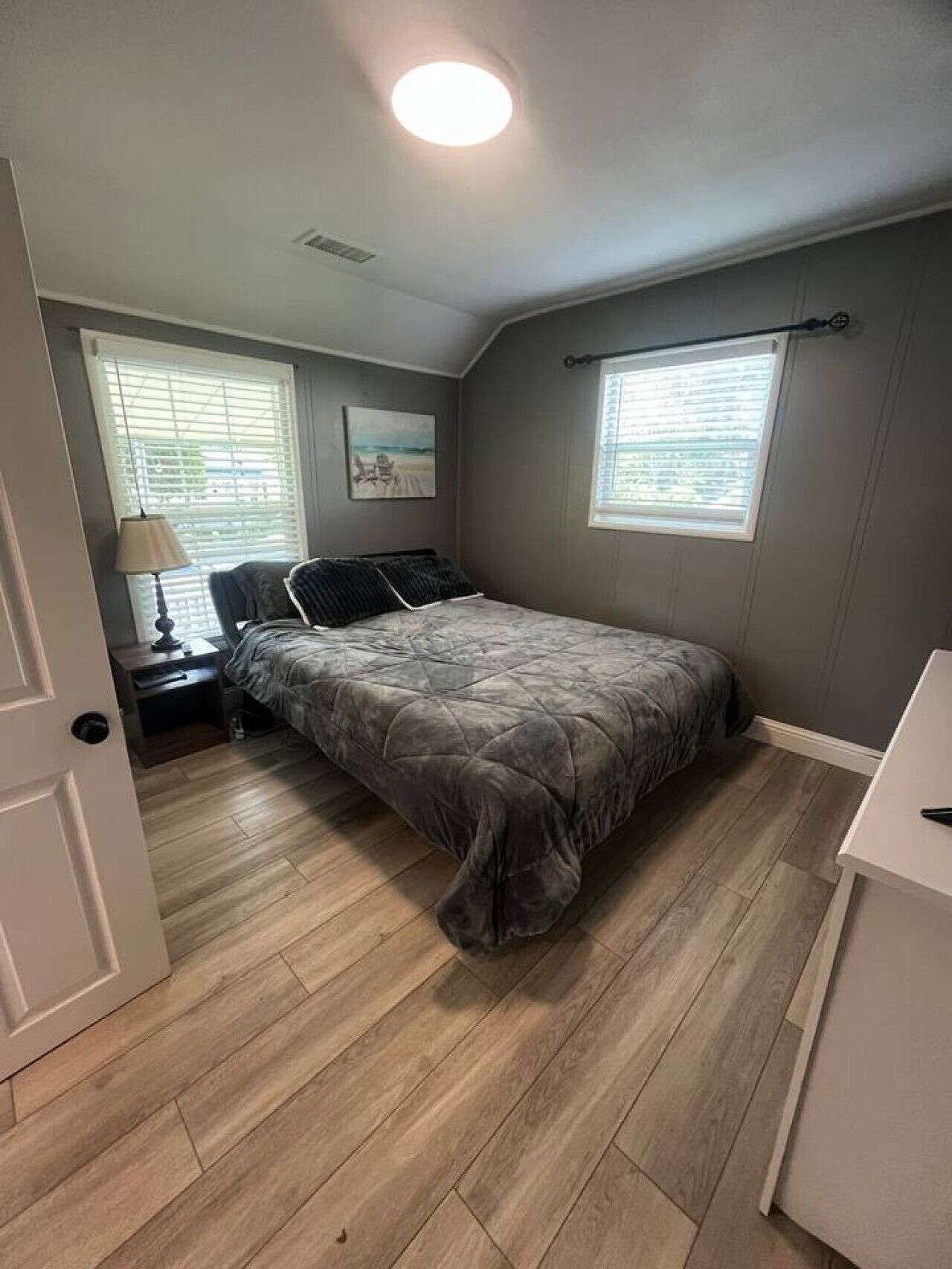 2 quartos, escrivaninha, ferros/tábuas de passar roupa, berço de viagem