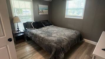 2 quartos, escrivaninha, ferros/tábuas de passar roupa, berço de viagem