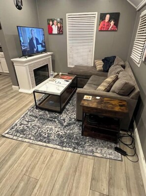Smart TV, chimenea, libros y monitor de computadora 