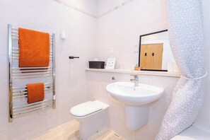 Shower, hair dryer, shampoo - Pool Table, Stunning 2Bed Apt, Central Location (Liverpool)