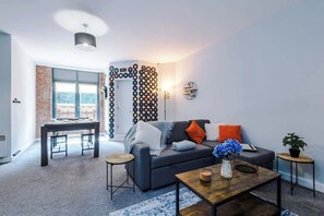 TV, offices - Pool Table, Stunning 2Bed Apt, Central Location (Liverpool)
