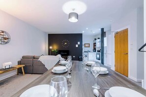 Dining - Pool Table, Stunning 2Bed Apt, Central Location (Liverpool)