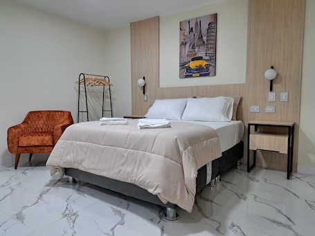 1 bedroom, desk, WiFi, bed sheets. Modern and Private Room 5 Minutes from Jockey Plaza Shopping Center
