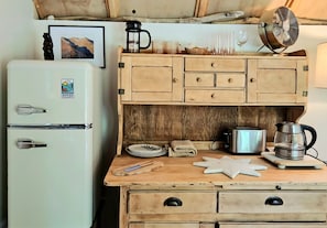 Refrigerador, cafetera y tetera, tetera eléctrica y tostadora