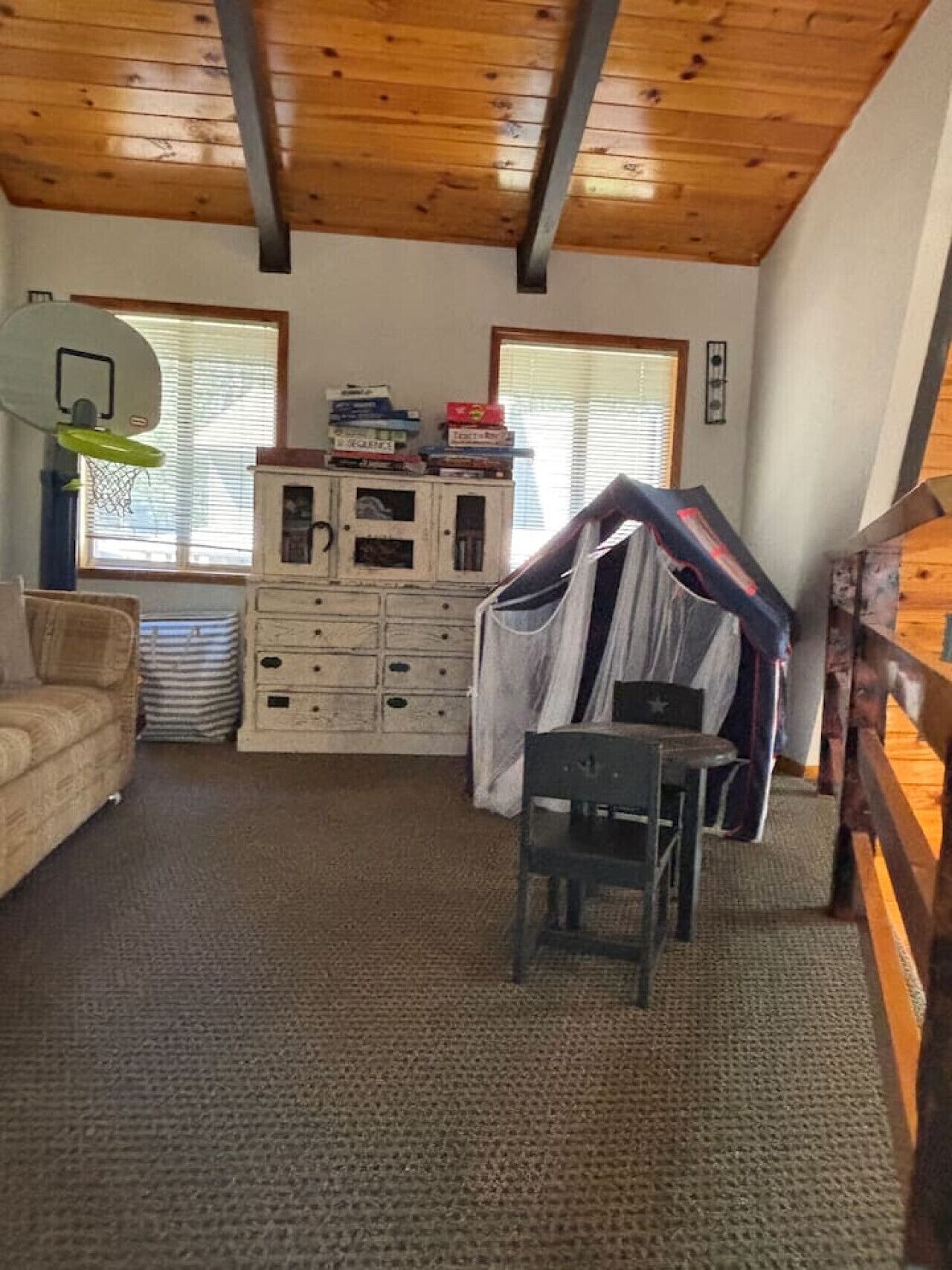 Smart TV, fireplace, stereo